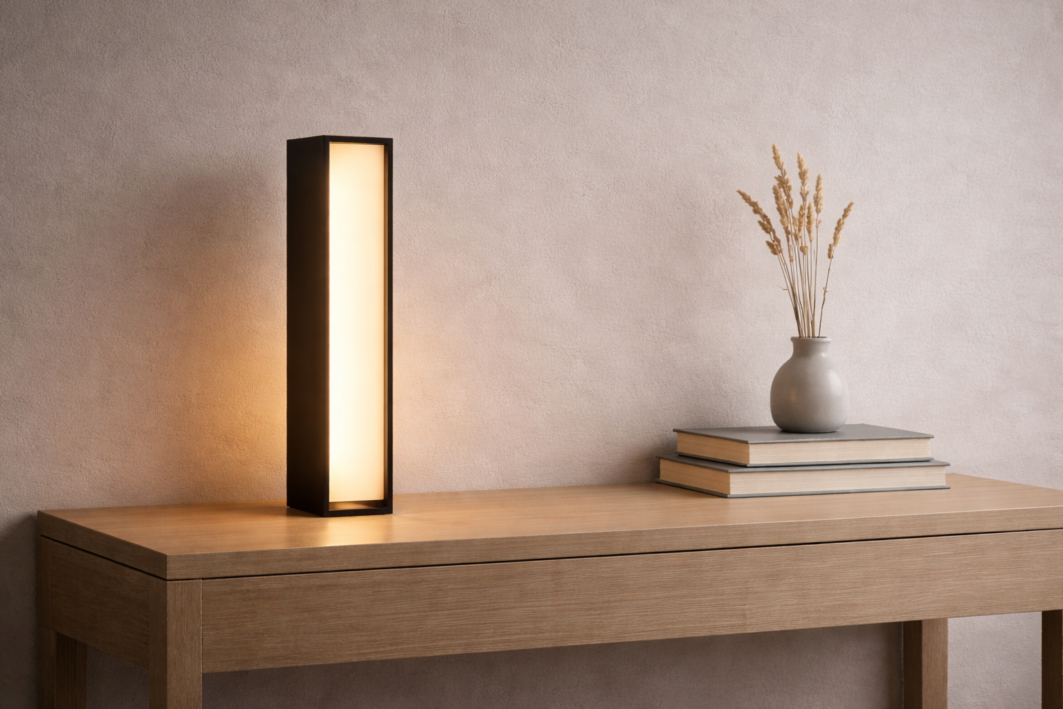 Minimalistická lampa na moderním stole